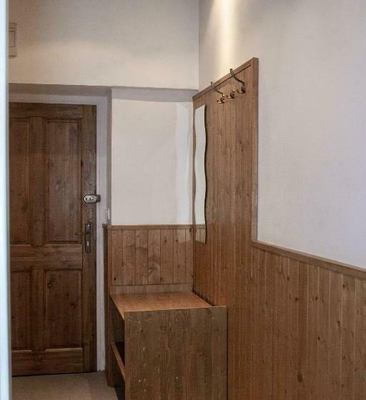 이코노미 룸, Tynec