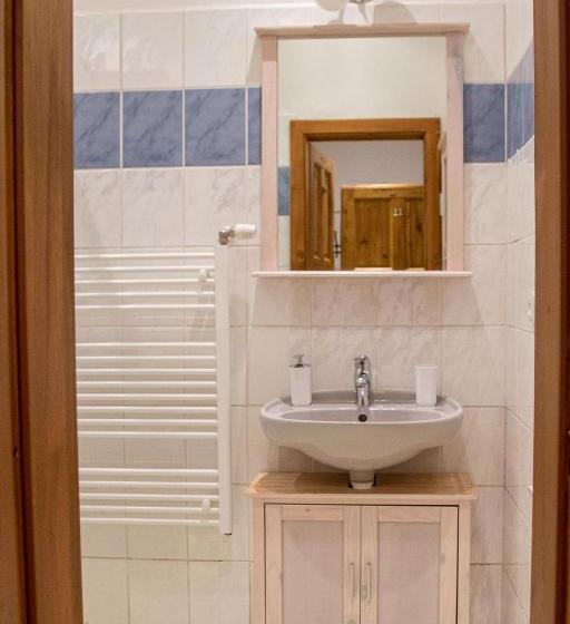 스탠다드 트리플 룸, Tynec