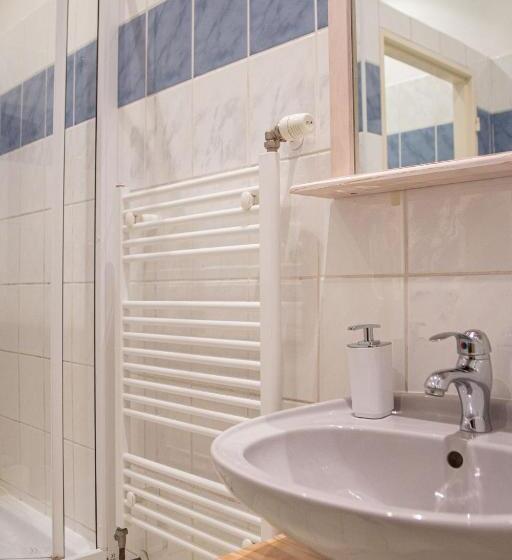 스탠다드 트리플 룸, Tynec