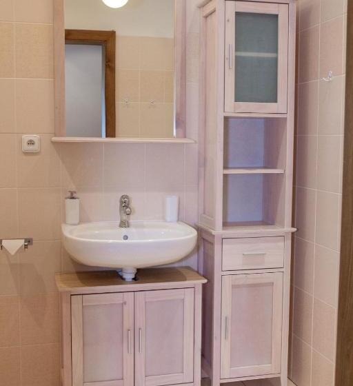 패밀리 룸, Tynec