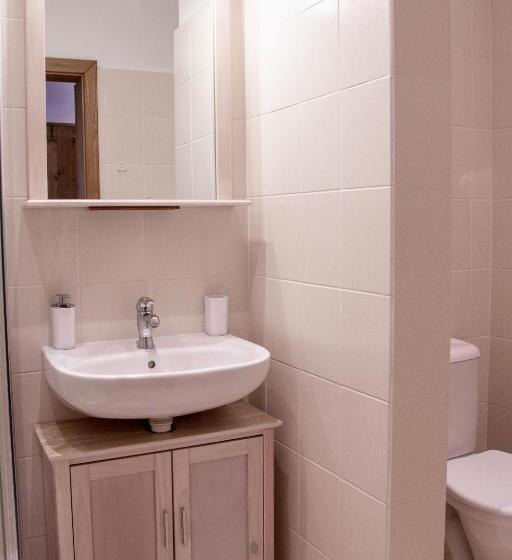 이코노미 룸, Tynec