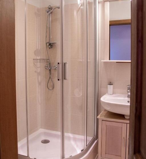 이코노미 룸, Tynec