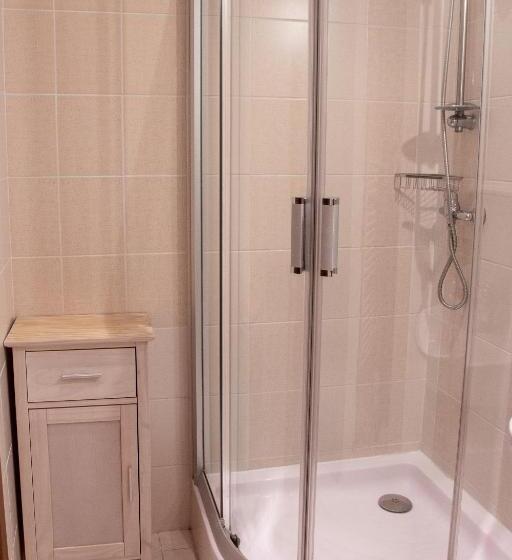 이코노미 룸, Tynec