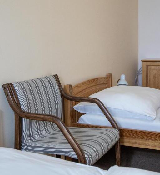 이코노미 룸, Tynec