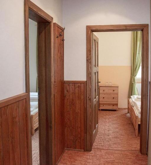 패밀리 룸, Tynec