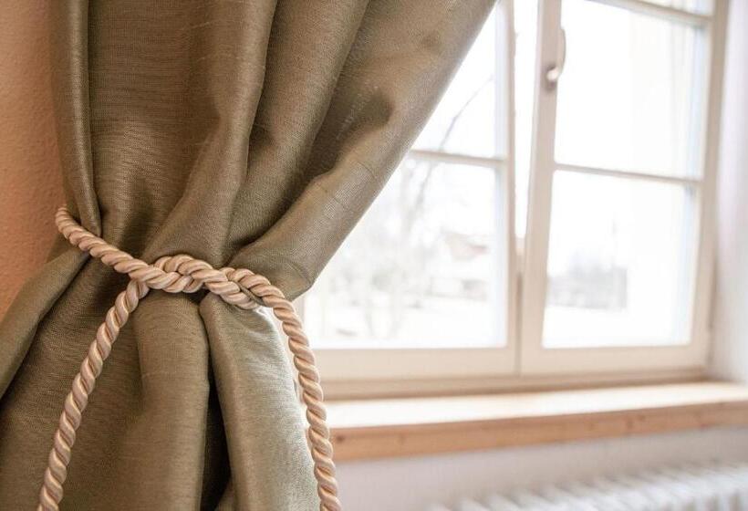 패밀리 룸, Tynec