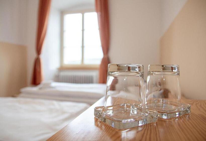 수피리어 패밀리 룸, Tynec