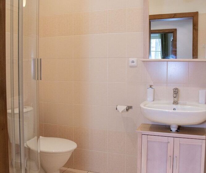 스탠다드 트리플 룸, Tynec