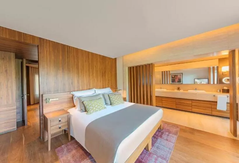 Executive Suite with Views, D Maris Bay