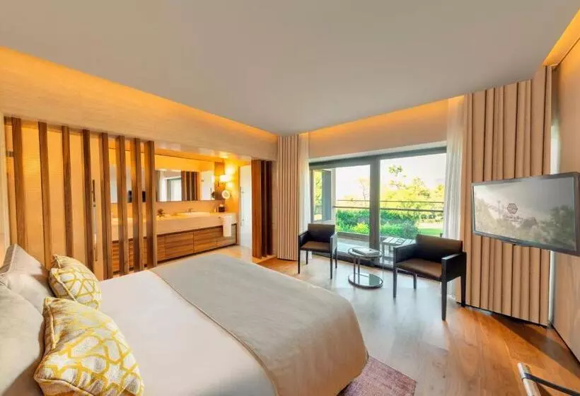 Executive Suite with Views, D Maris Bay