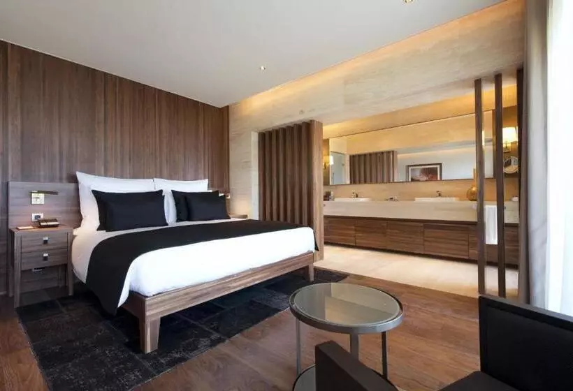 Executive Suite with Views, D Maris Bay