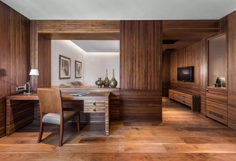 Executive Suite with Views, D Maris Bay