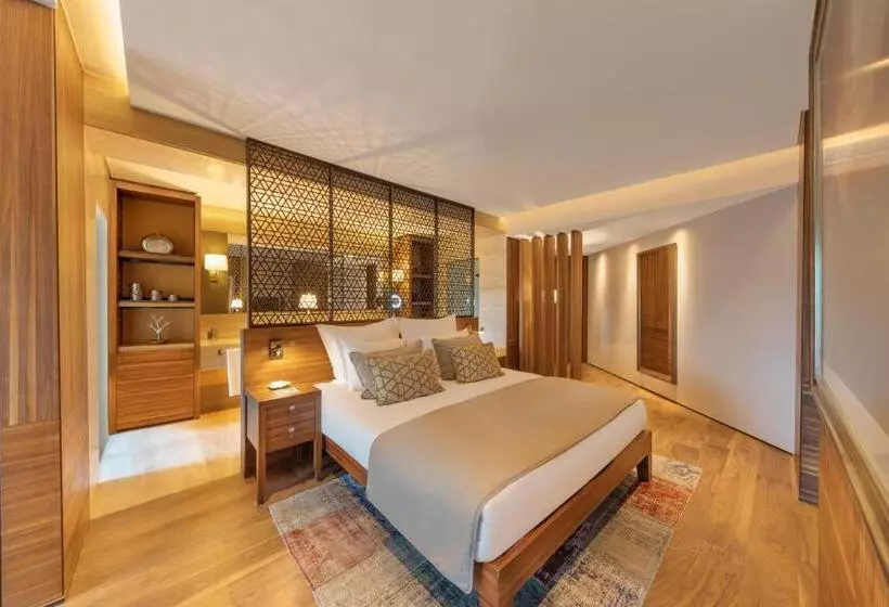 Superior Suite, D Maris Bay