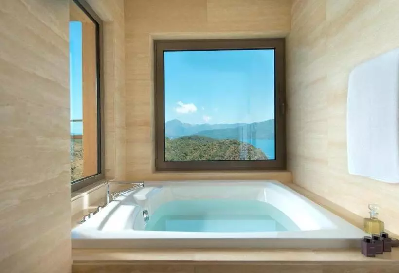 Suite, D Maris Bay