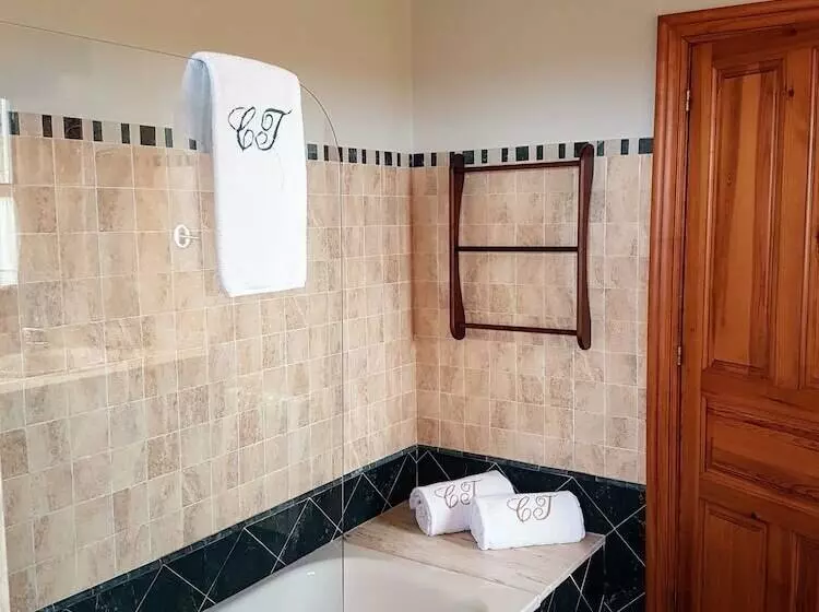 سوییت, Casona De Tresali