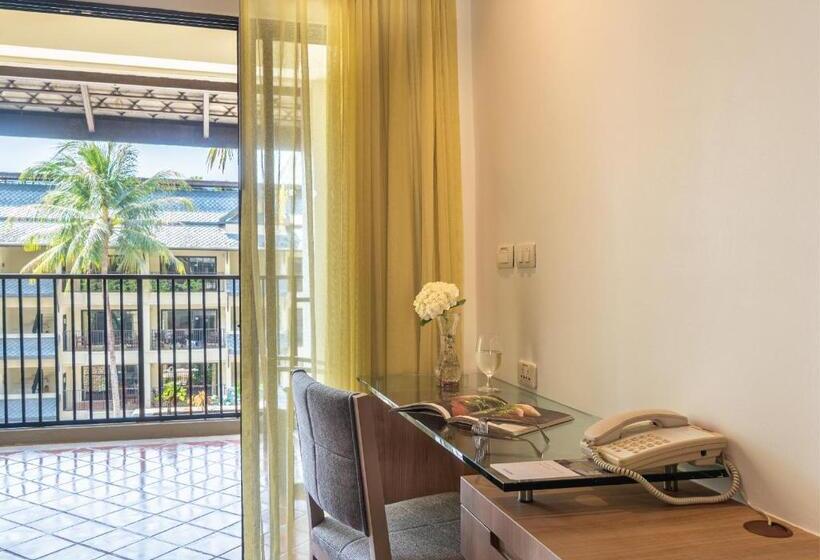 풀장 전망 스위트, Radisson Resort And Suites Phuket