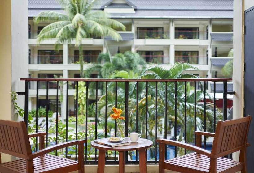 풀장 전망 스위트, Radisson Resort And Suites Phuket