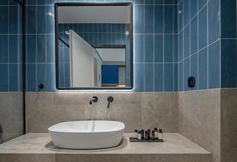 استودیوی لوکس, Acro Urban Suites
