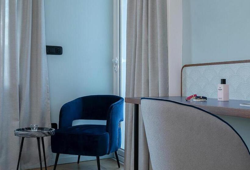 デラックススタジオ, Acro Urban Suites