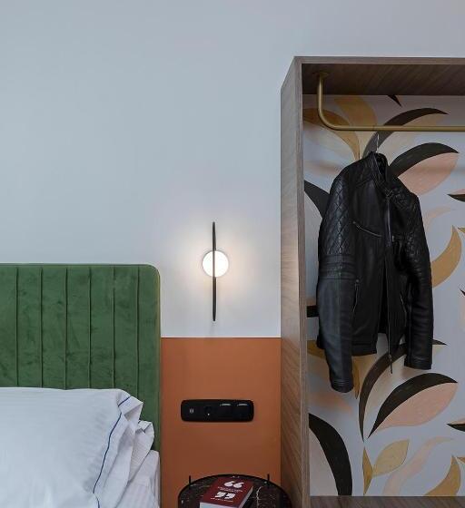 スタンダードスタジオ, Acro Urban Suites