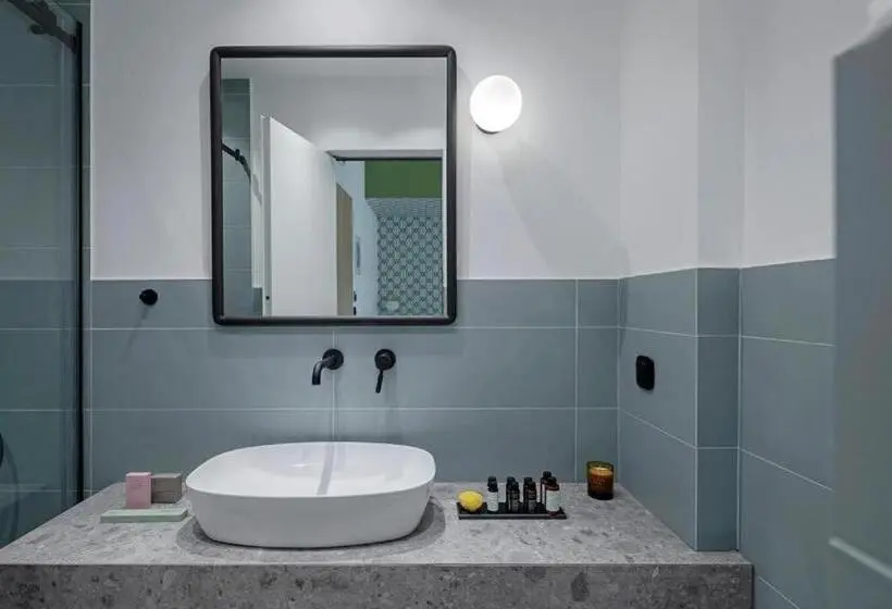 استودیوی سوپریور, Acro Urban Suites