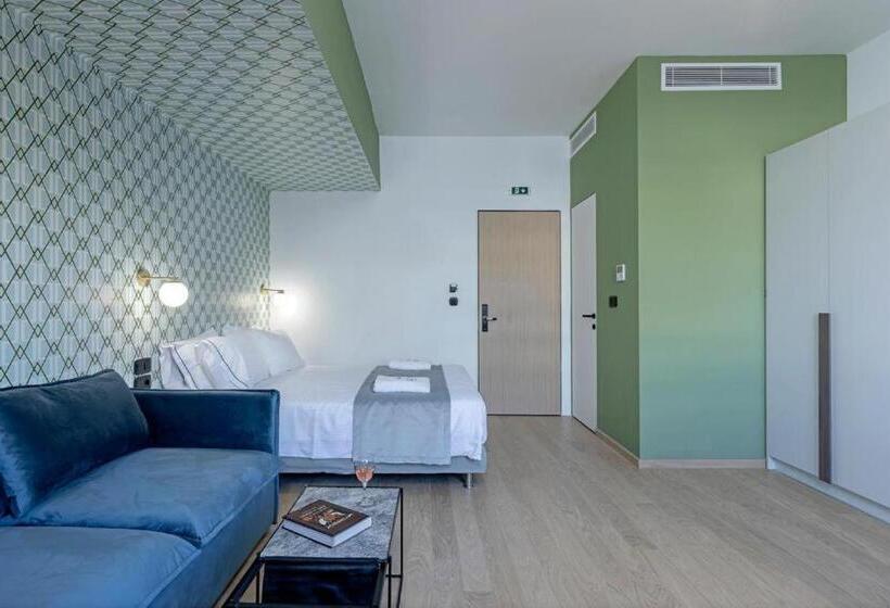 スーペリアスタジオ, Acro Urban Suites