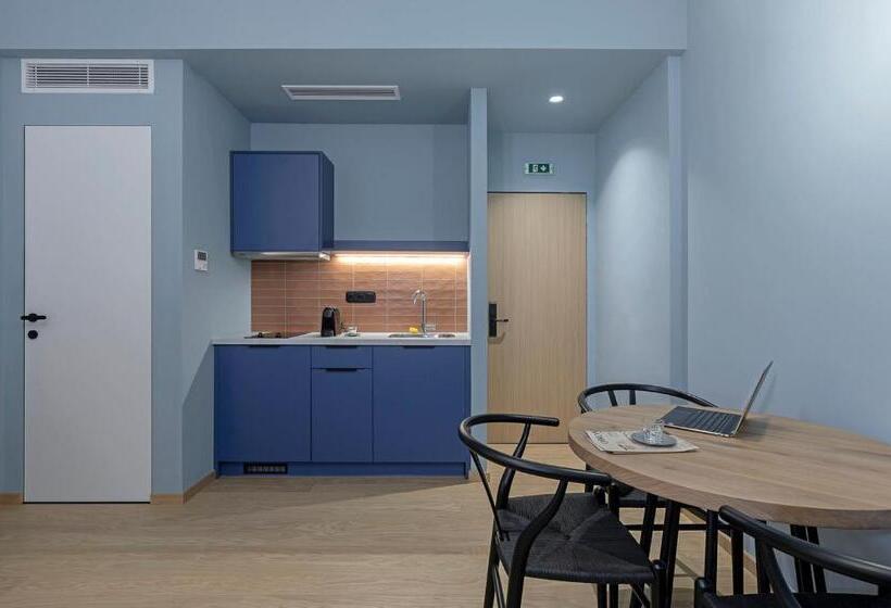 スタンダードスタジオ, Acro Urban Suites