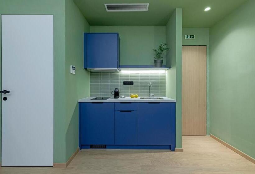 スタンダードスタジオ, Acro Urban Suites