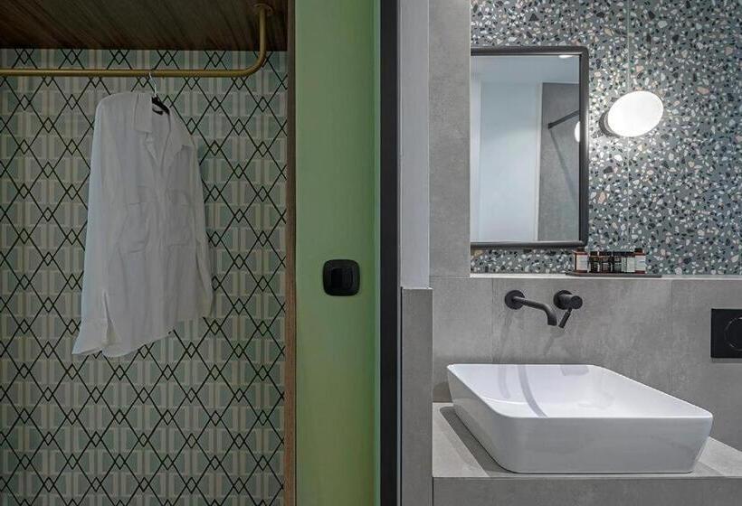 スタンダードスタジオ, Acro Urban Suites