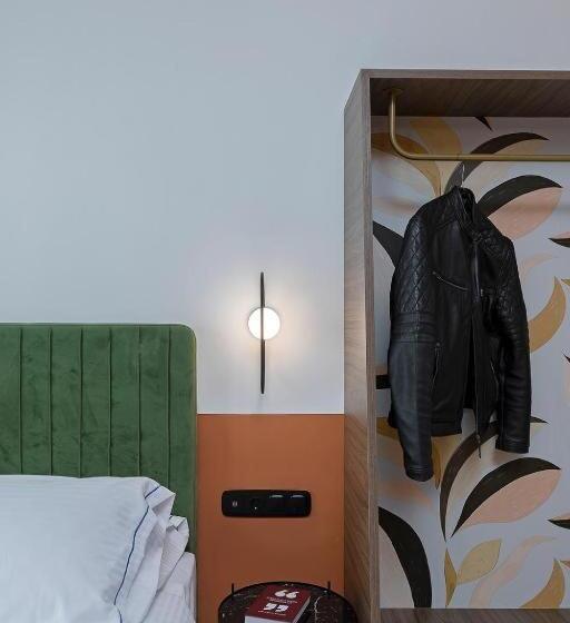 スタンダードスタジオ, Acro Urban Suites