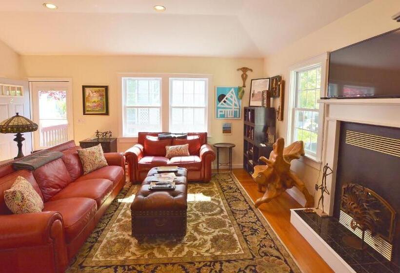 침실 2개 아파트, The John Randall House