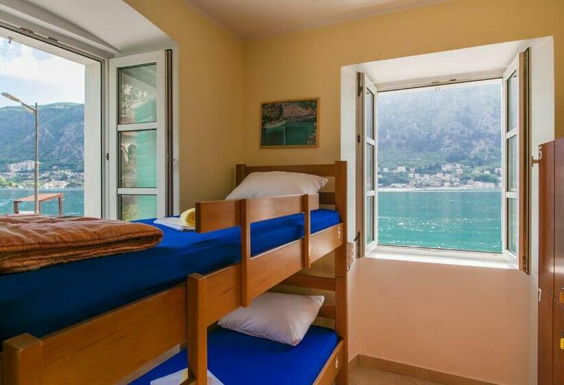 تختخواب در اتاق مشترک, Montenegro Hostel 4u