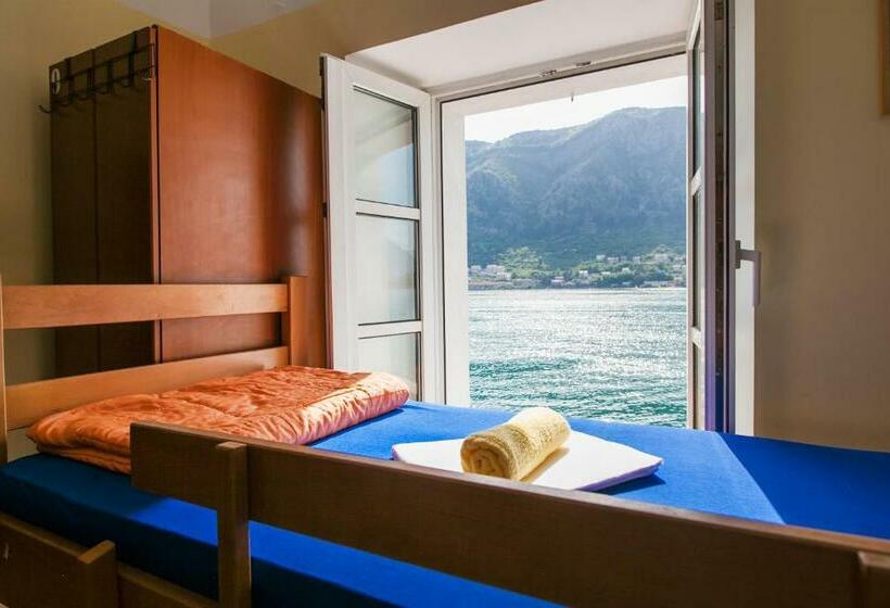 تختخواب در اتاق مشترک, Montenegro Hostel 4u