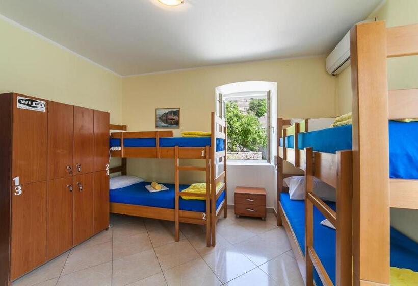 تختخواب در اتاق مشترک, Montenegro Hostel 4u