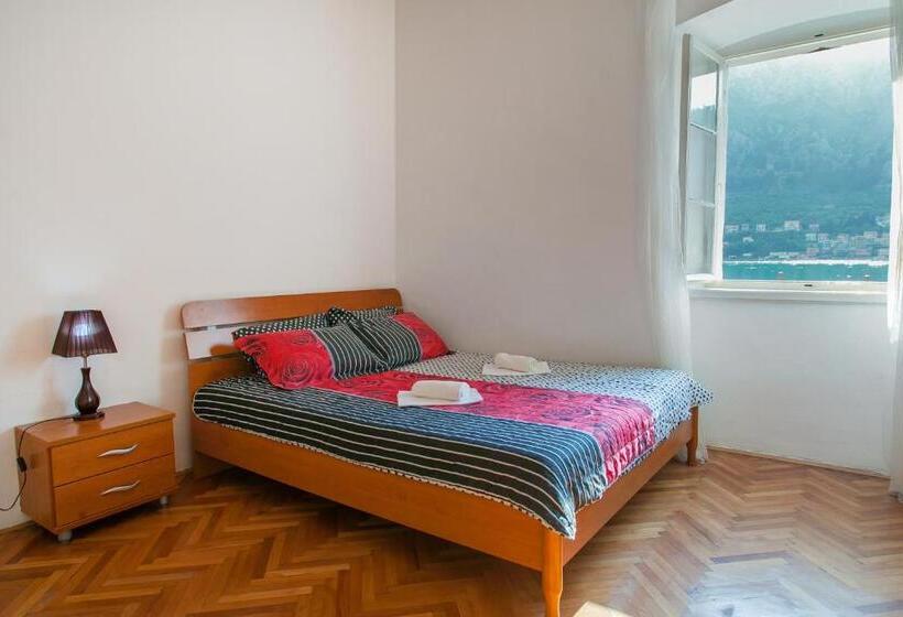 Triple Room Sea View, Montenegro Hostel 4u