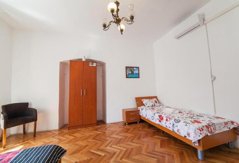 Triple Room Sea View, Montenegro Hostel 4u