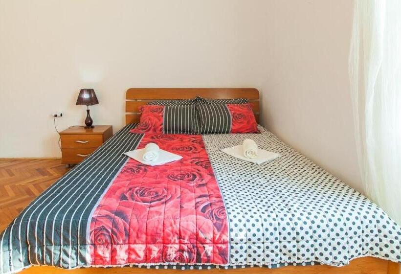 اتاق استاندارد با سرویس بهداشتی مشترک, Montenegro Hostel 4u