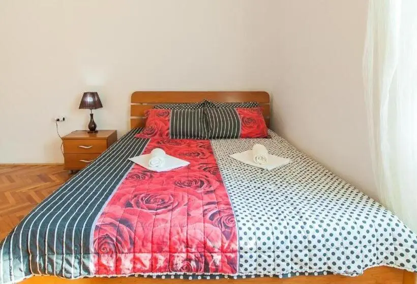 اتاق استاندارد با سرویس بهداشتی مشترک, Montenegro Hostel 4u