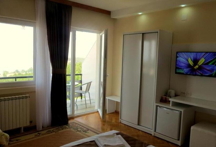 اتاق لوکس با بالکن, Villa Angelos