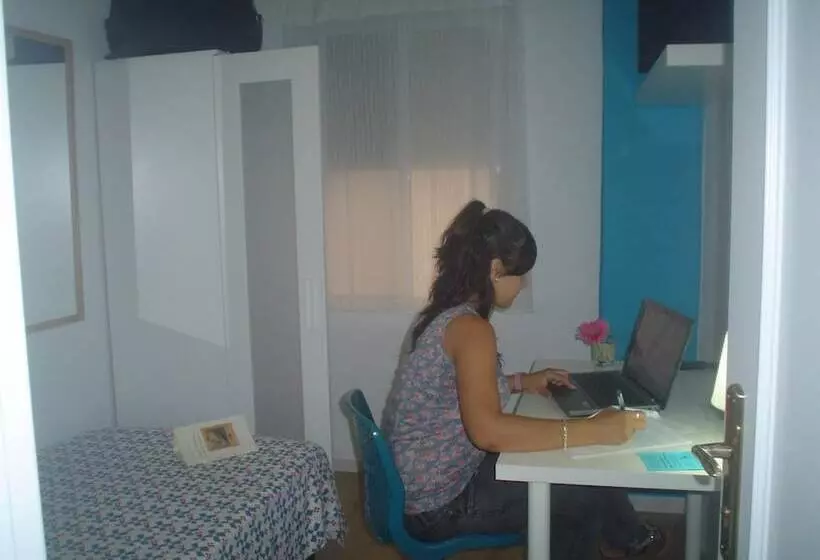 اتاق استاندارد یک نفره, Hostal Five Gates