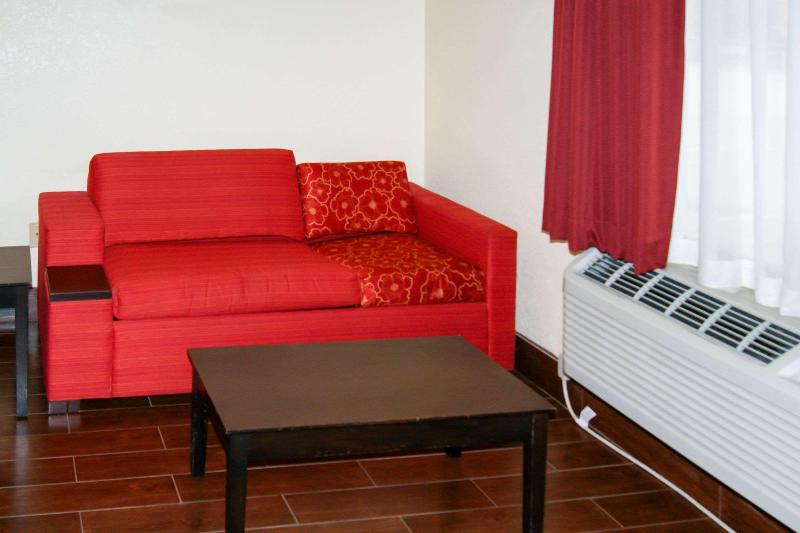 Люкс Кровать Кинг, Econo Lodge Inn & Suites West  Energy Corridor