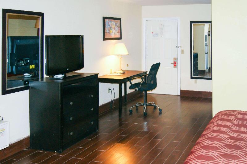 מיטת קינג בסוויטה, Econo Lodge Inn & Suites West  Energy Corridor