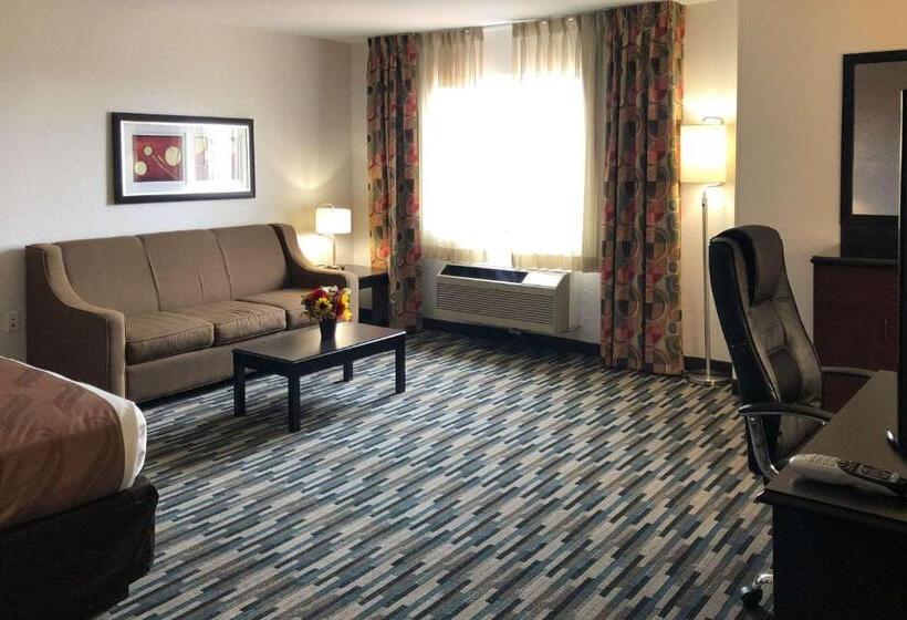 מיטת קינג בסוויטה, Quality Inn & Suites Denver International Airport