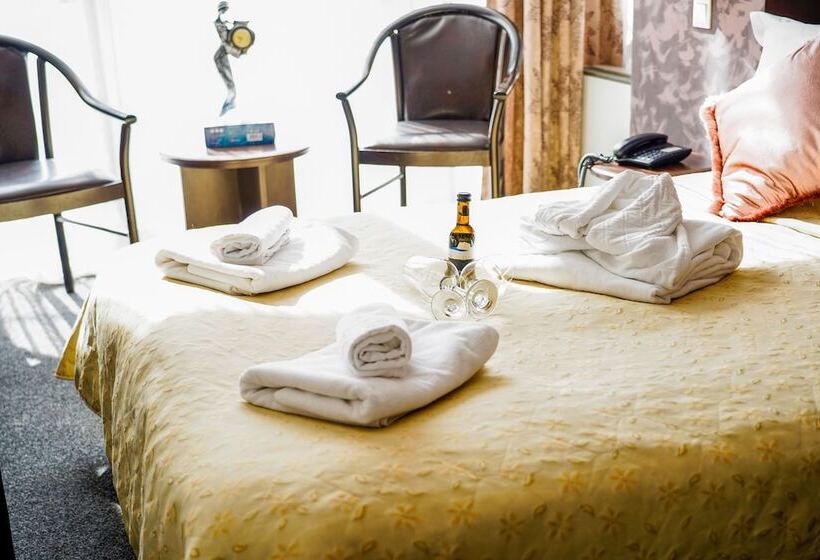 اتاق استاندارد, Razvan