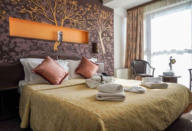 اتاق استاندارد, Razvan