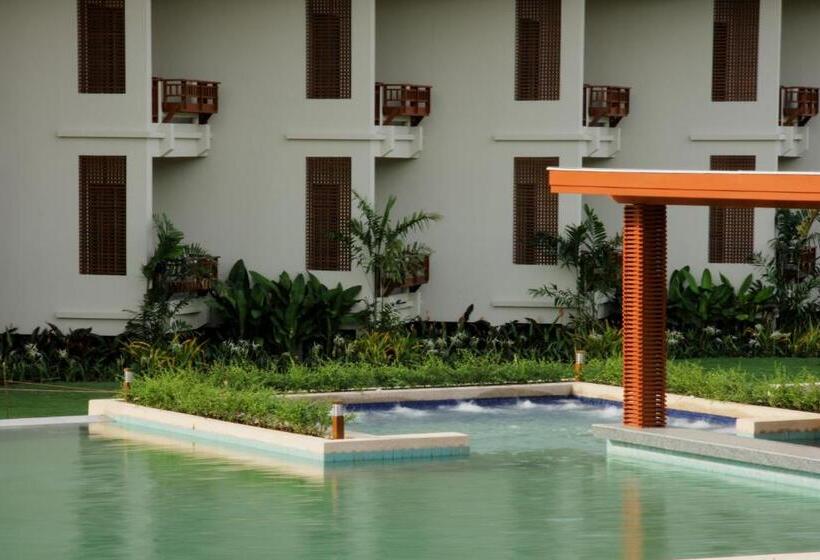 수피리어 룸 풀장 전망, The Nouveau Chumphon Beach Resort And Golf