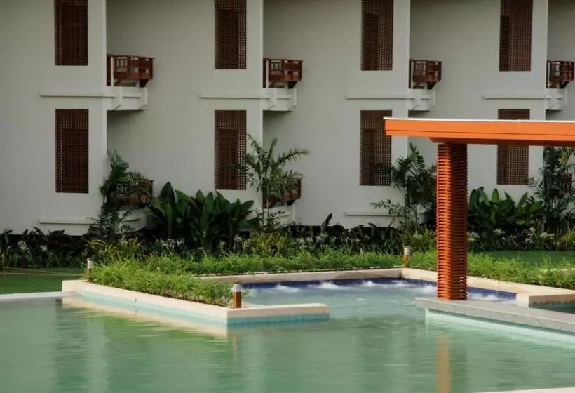 اتاق سوپریور با چشم‌انداز استخر, The Nouveau Chumphon Beach Resort And Golf