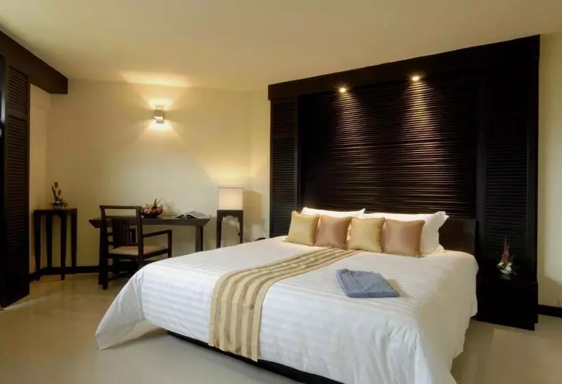 اتاق سوپریور با چشم‌انداز استخر, The Nouveau Chumphon Beach Resort And Golf