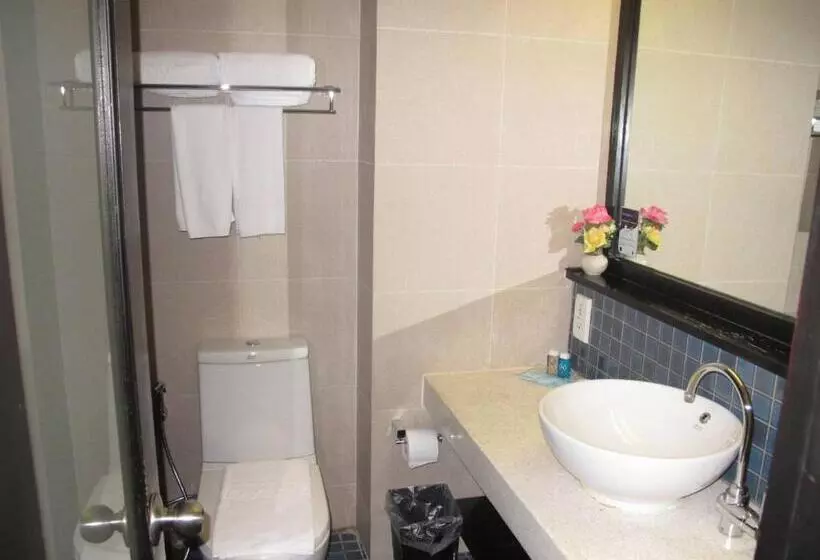 اتاق سوپریور با چشم‌انداز استخر, The Nouveau Chumphon Beach Resort And Golf