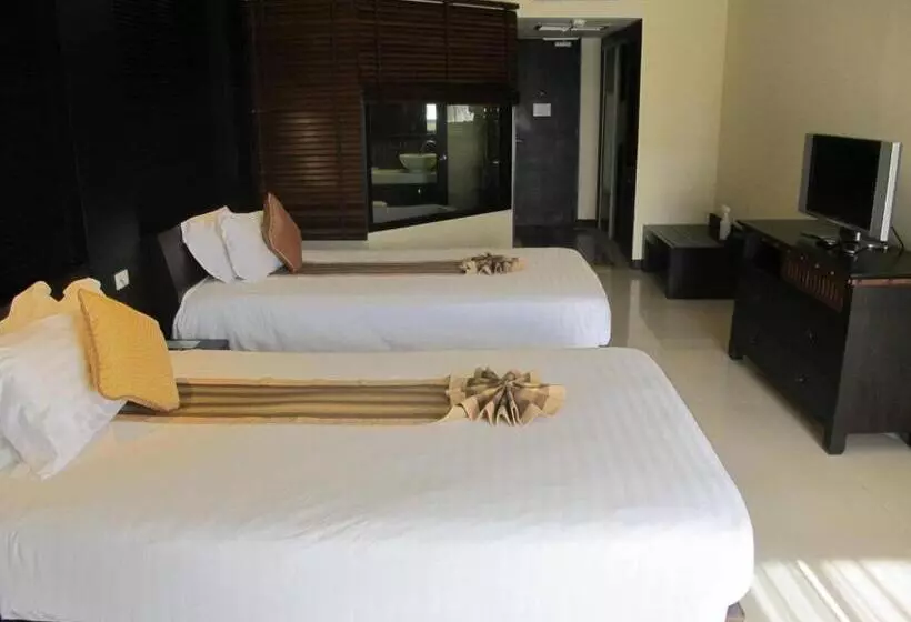 اتاق سوپریور با چشم‌انداز استخر, The Nouveau Chumphon Beach Resort And Golf